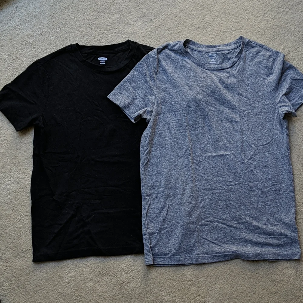 2 t-shirts (one gray, one black)